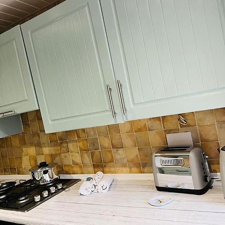 The White House - Cheerful 3 Bedroom Home In Wigan - Ince - Sleeps 7 - Parking - Work Space - Great Motorway Links Extérieur photo
