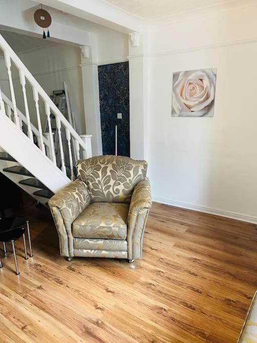 The White House - Cheerful 3 Bedroom Home In Wigan - Ince - Sleeps 7 - Parking - Work Space - Great Motorway Links Extérieur photo