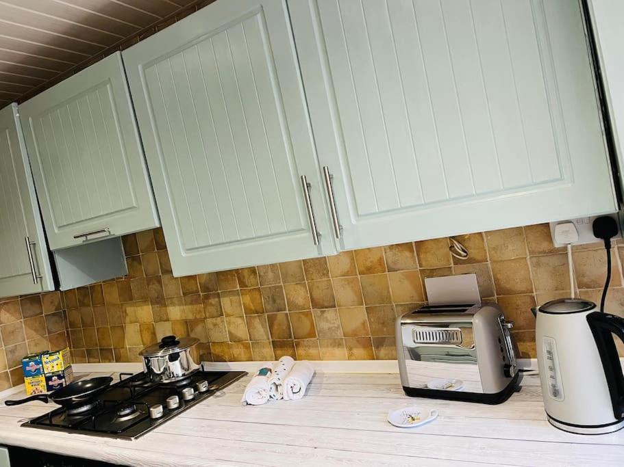 The White House - Cheerful 3 Bedroom Home In Wigan - Ince - Sleeps 7 - Parking - Work Space - Great Motorway Links Extérieur photo