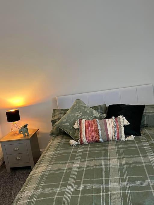 The White House - Cheerful 3 Bedroom Home In Wigan - Ince - Sleeps 7 - Parking - Work Space - Great Motorway Links Extérieur photo