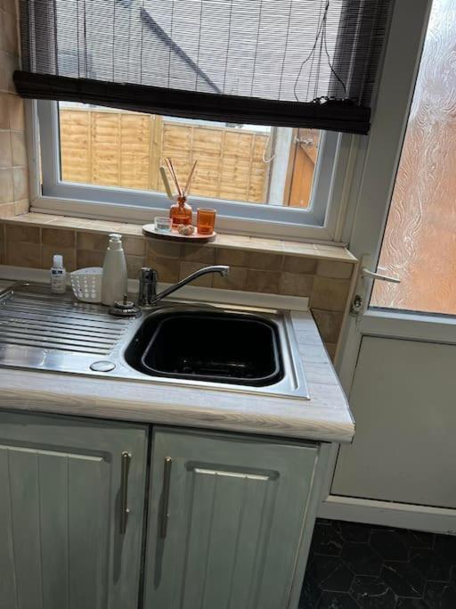 The White House - Cheerful 3 Bedroom Home In Wigan - Ince - Sleeps 7 - Parking - Work Space - Great Motorway Links Extérieur photo