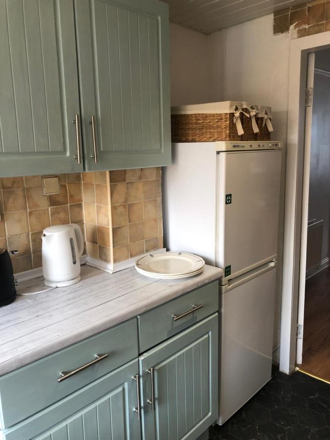 The White House - Cheerful 3 Bedroom Home In Wigan - Ince - Sleeps 7 - Parking - Work Space - Great Motorway Links Extérieur photo